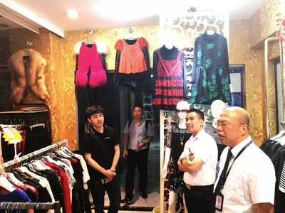原創(chuàng)設(shè)計(jì)驅(qū)動產(chǎn)業(yè)升級 平湖羽絨服產(chǎn)業(yè)聯(lián)盟走進(jìn)重慶服裝批發(fā)市場